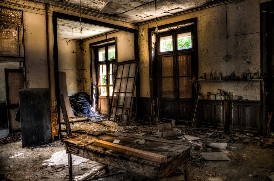 Entkernter Innenraum mit freigelegtem Beton