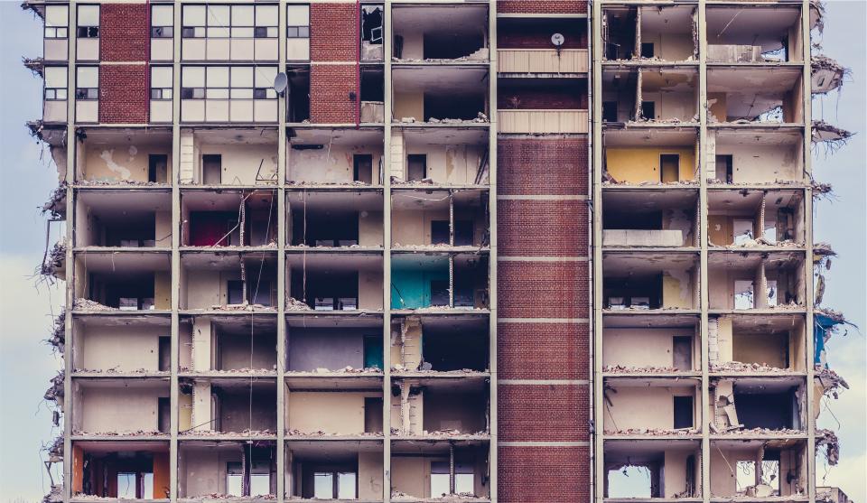Rohbau mit freiliegender Betonstruktur gegen den Himmel